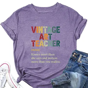Λεπτομερής προβολή του μωβ vintage art teacher t-shirt με πολύχρωμη στάμπα