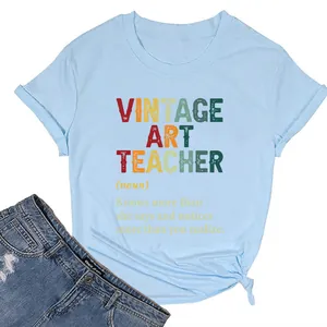 Λεπτομερής άποψη της στάμπας Vintage Art Teacher σε ένα γαλάζιο βαμβακερό μπλουζάκι