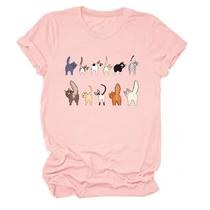 Dettaglio della stampa con undici gatti divertenti su una t-shirt da donna rosa chiaro