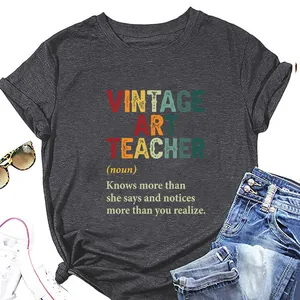 Μακροεντολή λεπτομερούς προβολής του Vintage Art Teacher σε γκρι καθημερινό μπλουζάκι.