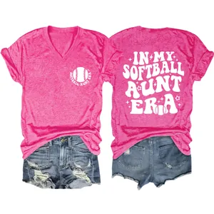 Vorder- und Rückansicht eines pinken V-Ausschnitt T-Shirts mit 'Softball Aunt Era' Logo.