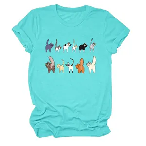 Dettaglio di t-shirt turchese da donna con stampe di gatti carini e girocollo.