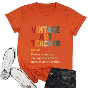 Λεπτομέρεια του vintage art teacher σχεδίου σε πορτοκαλί γυναικείο μπλουζάκι με λαιμό