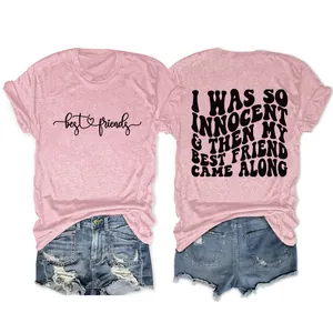 Λεπτομέρεια του ροζ t-shirt με το σχέδιο 'I Was So Innocent' στην πλάτη