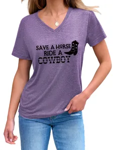 Detailopname van paars T-shirt met V-hals en Save a Horse Ride a Cowboy printopdruk