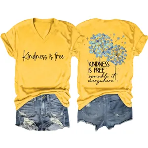 Camiseta amarilla de cuello en V con estampado 'Kindness is free', vista frontal y trasera.