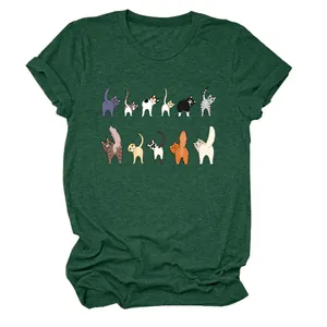 Vista dettagliata della t-shirt da donna verde scuro con stampa grafica di gatti