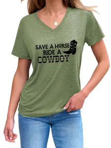 Detail van dames T-shirt met V-hals en 'Save a Horse Ride a Cowboy' grafische print