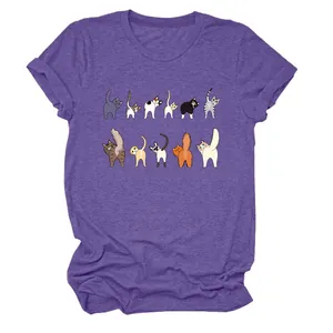 Dettaglio della t-shirt viola con stampa di gatti dal design divertente.