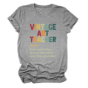 Κοντινή λήψη της εκτύπωσης Vintage Art Teacher σε γκρι βαμβακερό μπλουζάκι με λαιμόκοψη.