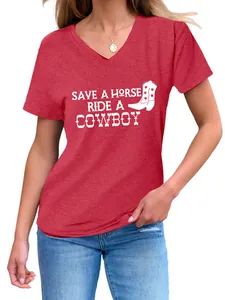 Detailopname van rood T-shirt met V-hals en 'Save a Horse Ride a Cowboy' print.
