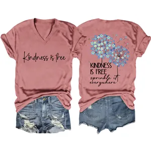 Camiseta de mujer con cuello en V, manga corta, lema 'Kindness is free' y flores.