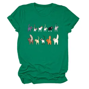 Dettaglio della divertente stampa di undici gatti su t-shirt verde da donna a girocollo.