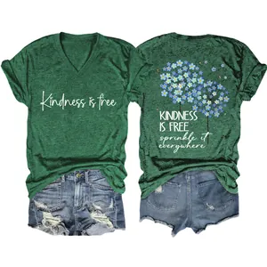Vista frontal y trasera de la camiseta verde con cuello en V y estampado Kindness