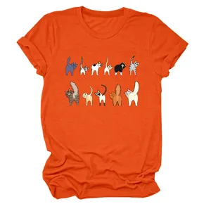 Dettaglio della stampa con gatti divertenti su t-shirt arancione da donna a girocollo.