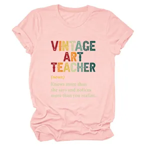 Λεπτομέρεια ροζ μπλουζάκι vintage art teacher με στρογγυλή λαιμόκοψη και γραφικά