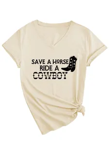 Detail van de Save a Horse Ride a Cowboy-print op een beige dames-T-shirt met V-hals