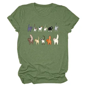 Vista dettagliata della simpatica illustrazione del gatto su una t-shirt in cotone verde.