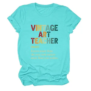 Λεπτομέρεια της στάμπας 'Vintage Art Teacher' σε τιρκουάζ μπλουζάκι με λαιμόκοψη.