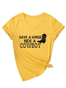 Detail van geel T-shirt met V-hals en de 'Save a Horse Ride a Cowboy' tekstprint.