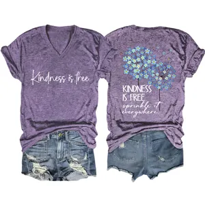 Camiseta morada con cuello en V e impresión Kindness is free, vistas frontal y trasera