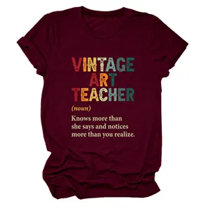 Λεπτομέρεια του τυπώματος Vintage Art Teacher σε μπορντό βαμβακερό μπλουζάκι