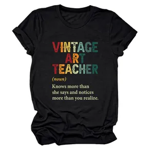 Κοντινό πλάνο της στάμπας vintage art teacher σε μαύρο γυναικείο μπλουζάκι T-shirt