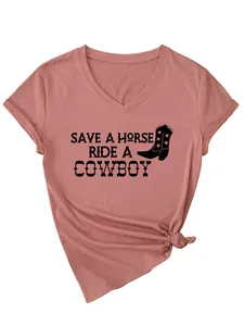 Detailweergave van roze T-shirt met V-hals en Save a Horse Ride a Cowboy print