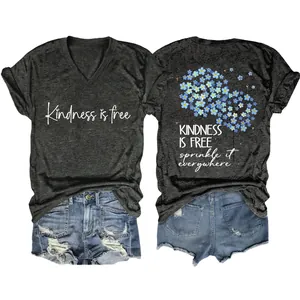 Detalle de camiseta gris oscuro para mujer con cuello en V e impresión 'Kindness is free'