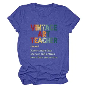 Λεπτομέρεια του τυπώματος 'Vintage Art Teacher' σε ένα μωβ γυναικείο μπλουζάκι με λαιμόκοψη