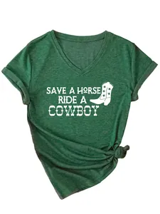 Gedetailleerd overzicht van groen dames T-shirt met V-hals en cowboy print opdruk