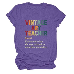 Λεπτομερής προβολή της στάμπας Vintage Art Teacher σε μωβ μπλουζάκι με λαιμόκοψη.