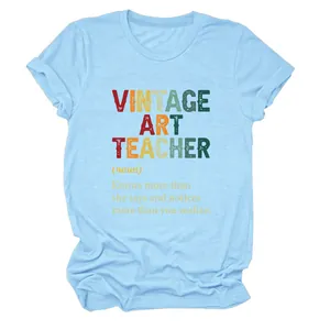 Κοντινό πλάνο της εκτύπωσης 'Vintage Art Teacher' σε ένα γαλάζιο γυναικείο μπλουζάκι