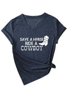 Detailweergave van marineblauw dames T-shirt met V-hals en Save a Horse Ride a Cowboy-print