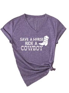 Detailopname van een paars T-shirt met V-hals en de 'Save a Horse Ride a Cowboy' opdruk