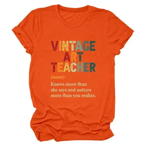Λεπτομερής άποψη της γραφικής εκτύπωσης Vintage Art Teacher σε πορτοκαλί γυναικείο μπλουζάκι