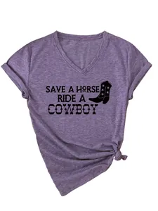 Detailopname van V-hals T-shirt met cowboy-slogan en afbeelding van een laars.
