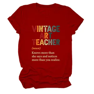 Λεπτομερής προβολή της στάμπας Vintage Art Teacher σε κόκκινο κοντομάνικο μπλουζάκι.