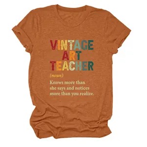 Λεπτομέρεια του σλόγκαν Vintage Art Teacher τυπωμένο σε σκουριασμένο πορτοκαλί μπλουζάκι