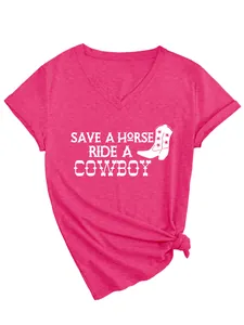 Gedetailleerde weergave van roze dames T-shirt met V-hals en Save a Horse slogan
