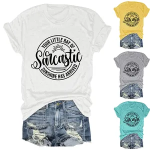 Detail van het dames T-shirt met korte mouwen met Sarcastic Sunshine grafische print.