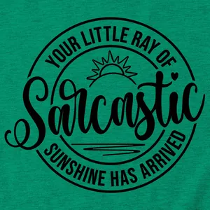 Detail van de sarcastische sunshine slogan op een smaragdgroen katoenen t-shirt