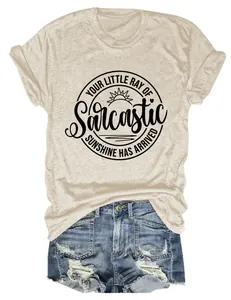 Detailweergave van beige dames t-shirt met 'Sarcastic Sunshine' grafische print op borst