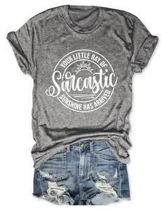 Detailopname van grijs T-shirt met ronde hals en 'Sarcastic Sunshine' grafische print
