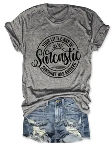 Close-up van grijs T-shirt met Sarcastic Sunshine grafisch en denim shorts