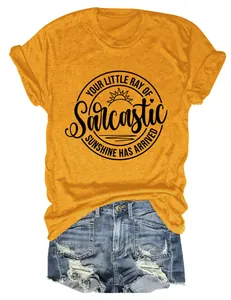 Mosterdgeel T-shirt met Sarcastic Sunshine slogan en een stoere korte spijkerbroek.