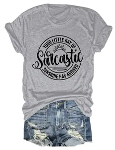 Detail van de grafische 'Your Little Ray of Sarcastic Sunshine' print op grijs t-shirt.