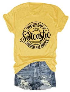 Geel grafisch T-shirt met 'Your Little Ray of Sarcastic Sunshine' opdruk