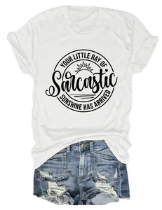 Wit grafisch T-shirt met 'Sarcastic Sunshine' tekstprint en korte spijkerbroek