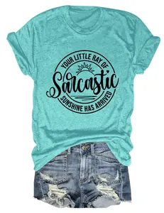 Detailopname van een groenblauw T-shirt met 'Sarcastic Sunshine' grafische print